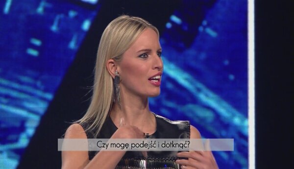 Karolina Kurkova chce przymierzyć sukienkę modelki. Przy wszystkich!